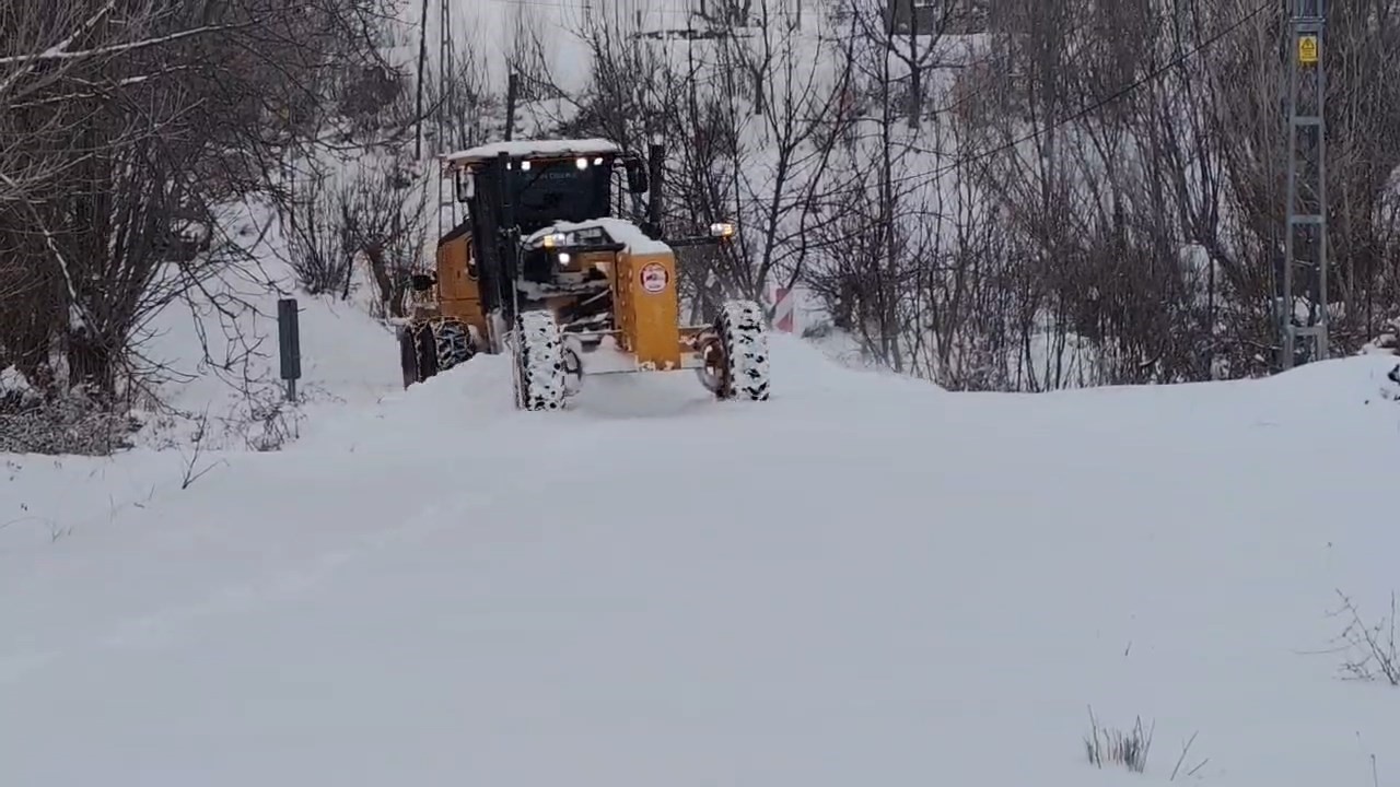 Elazığ’da 181 köy yolu açıldı, 365’inde çalışmalar sürüyor
