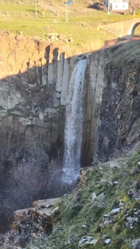 Elazığ’da 40 metre yükseklikten dökülen şelale keşfedilmeyi bekliyor
