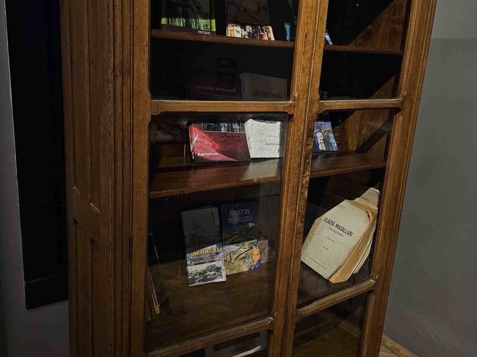 Elazığ’da 96 yıllık ahşap dolap,tarihin izlerini taşıyor
