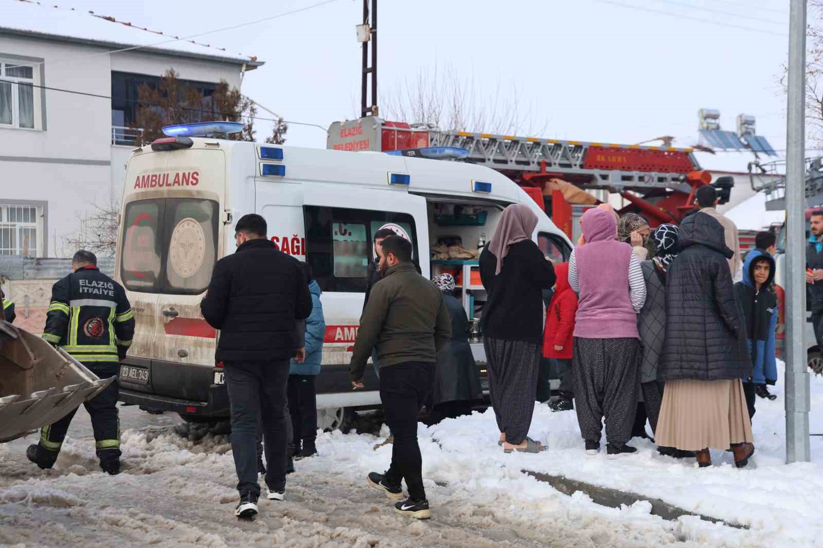 Elazığ’da apartman dairesinde yangın: 11 kişi dumandan etkilendi
