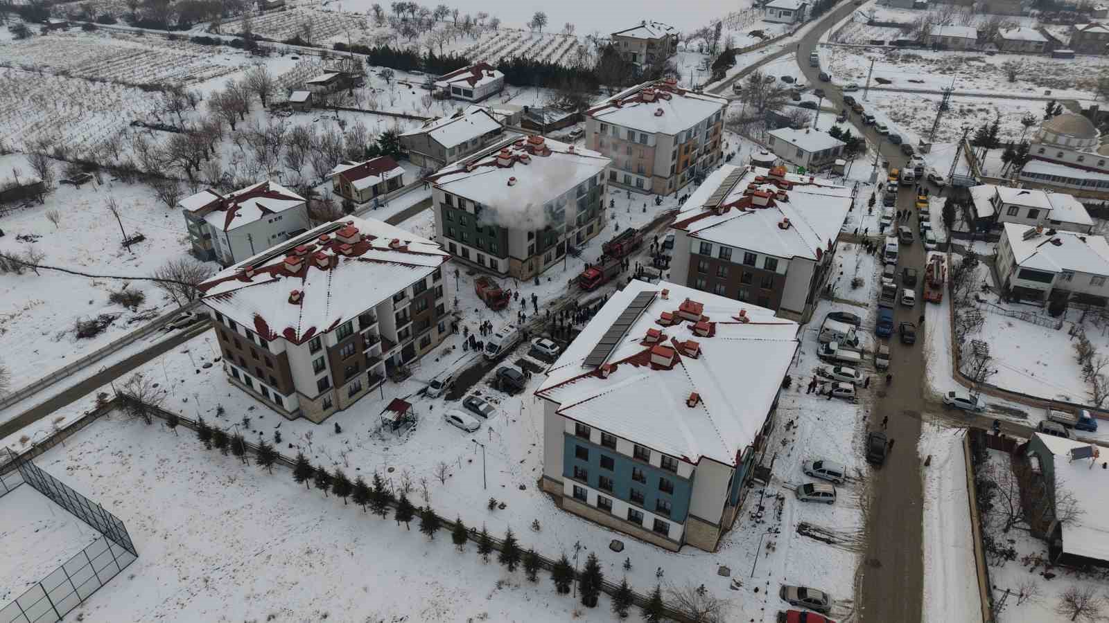 Elazığ’da apartman dairesinde yangın: 11 kişi dumandan etkilendi
