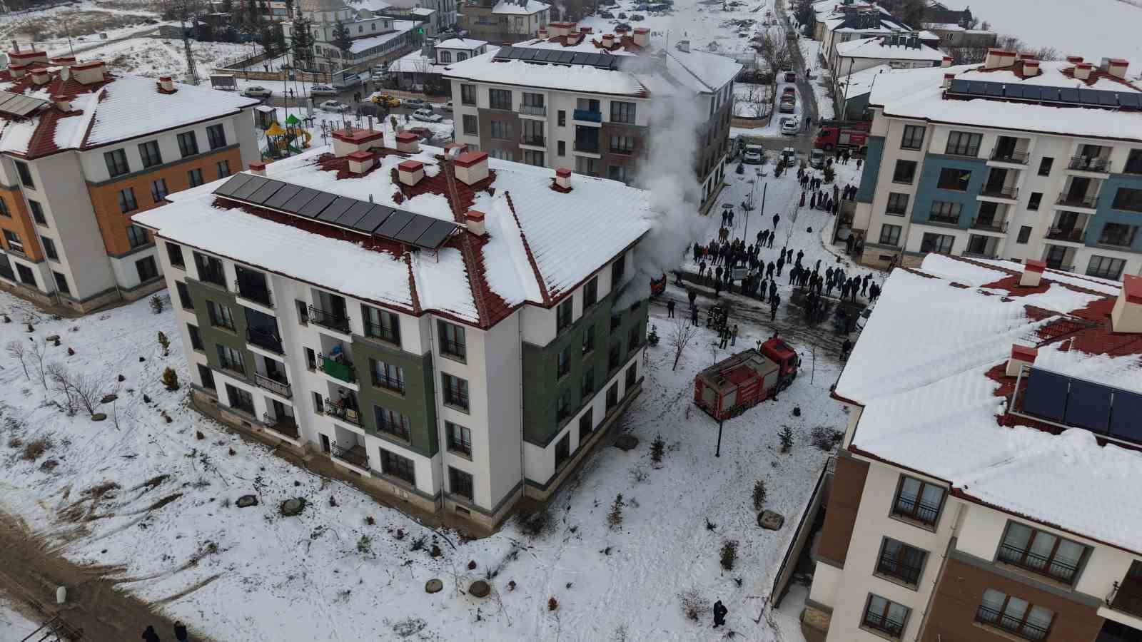 Elazığ’da apartman dairesinde yangın: 11 kişi dumandan etkilendi
