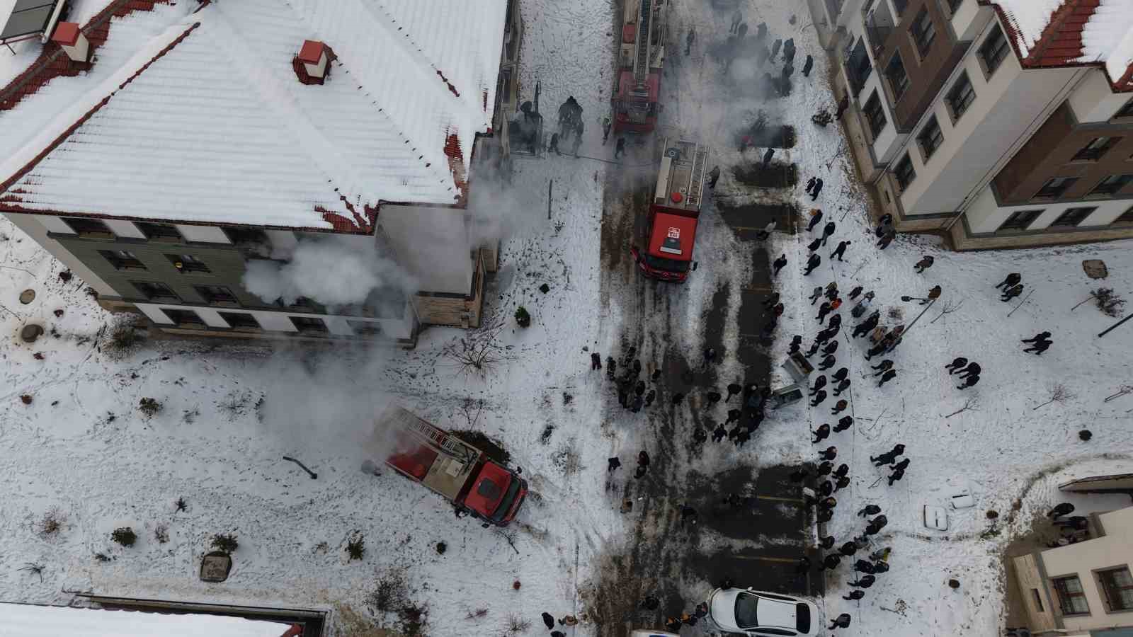 Elazığ’da apartman dairesinde yangın: 11 kişi dumandan etkilendi
