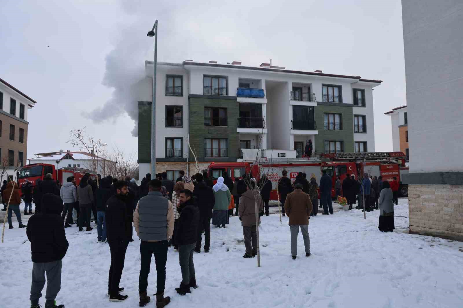 Elazığ’da apartman dairesinde yangın: 11 kişi dumandan etkilendi
