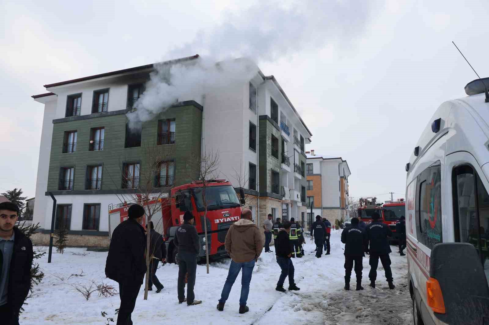 Elazığ’da apartman dairesinde yangın: 11 kişi dumandan etkilendi
