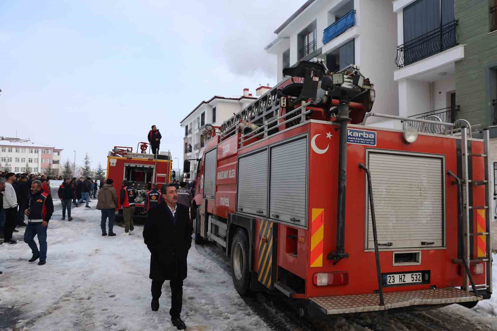 Elazığ’da apartman dairesinde yangın: 11 kişi dumandan etkilendi
