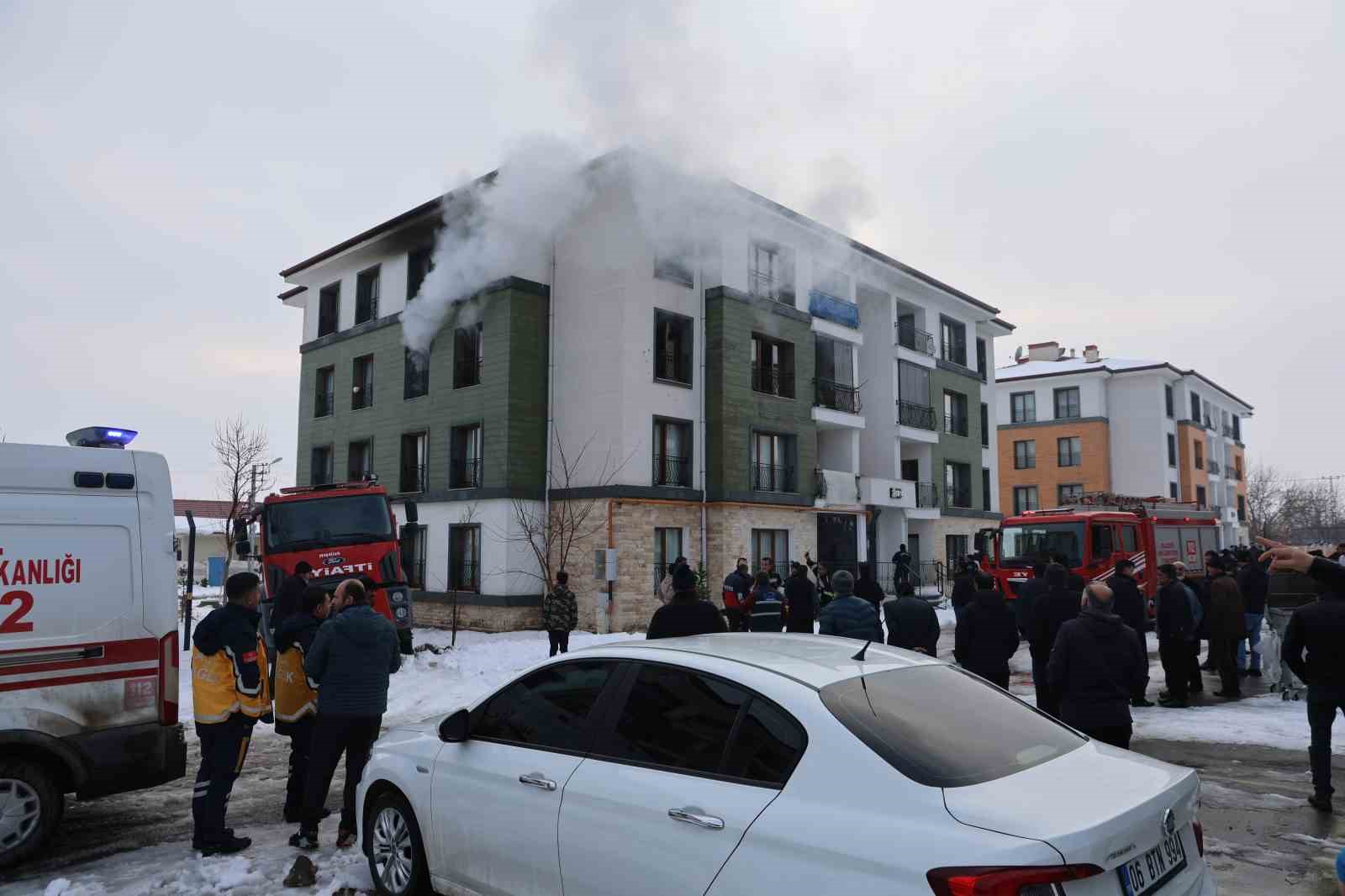 Elazığ’da apartman dairesinde yangın: 11 kişi dumandan etkilendi

