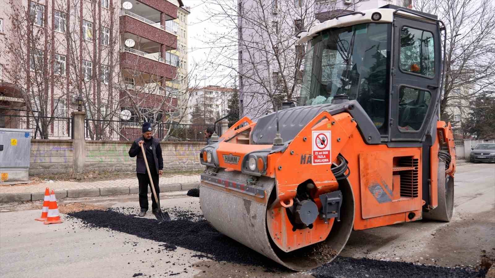 Elazığ’da asfalt yama uygulaması sürüyor

