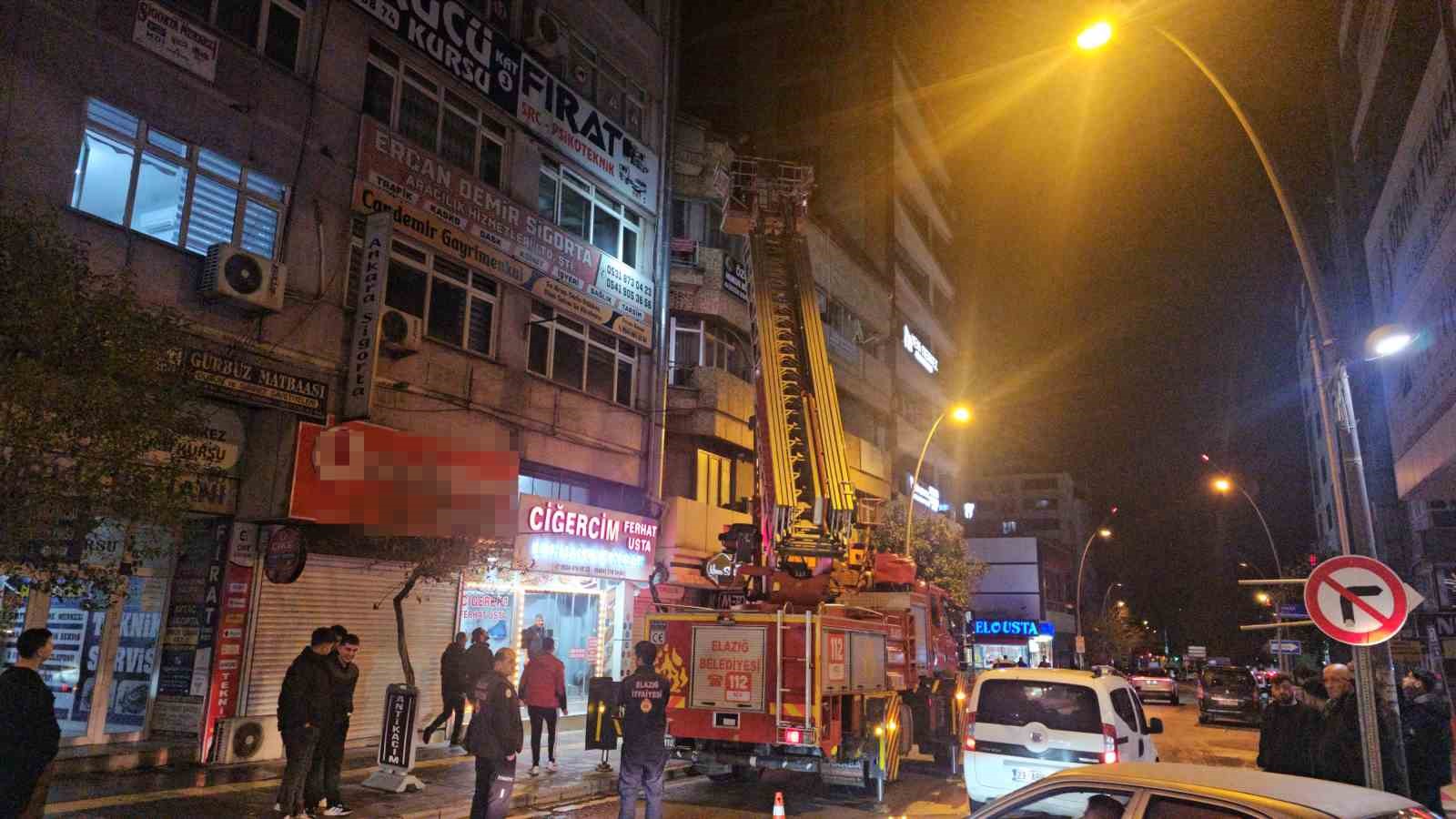 Elazığ’da bacadan yükselen yoğun duman korkuttu
