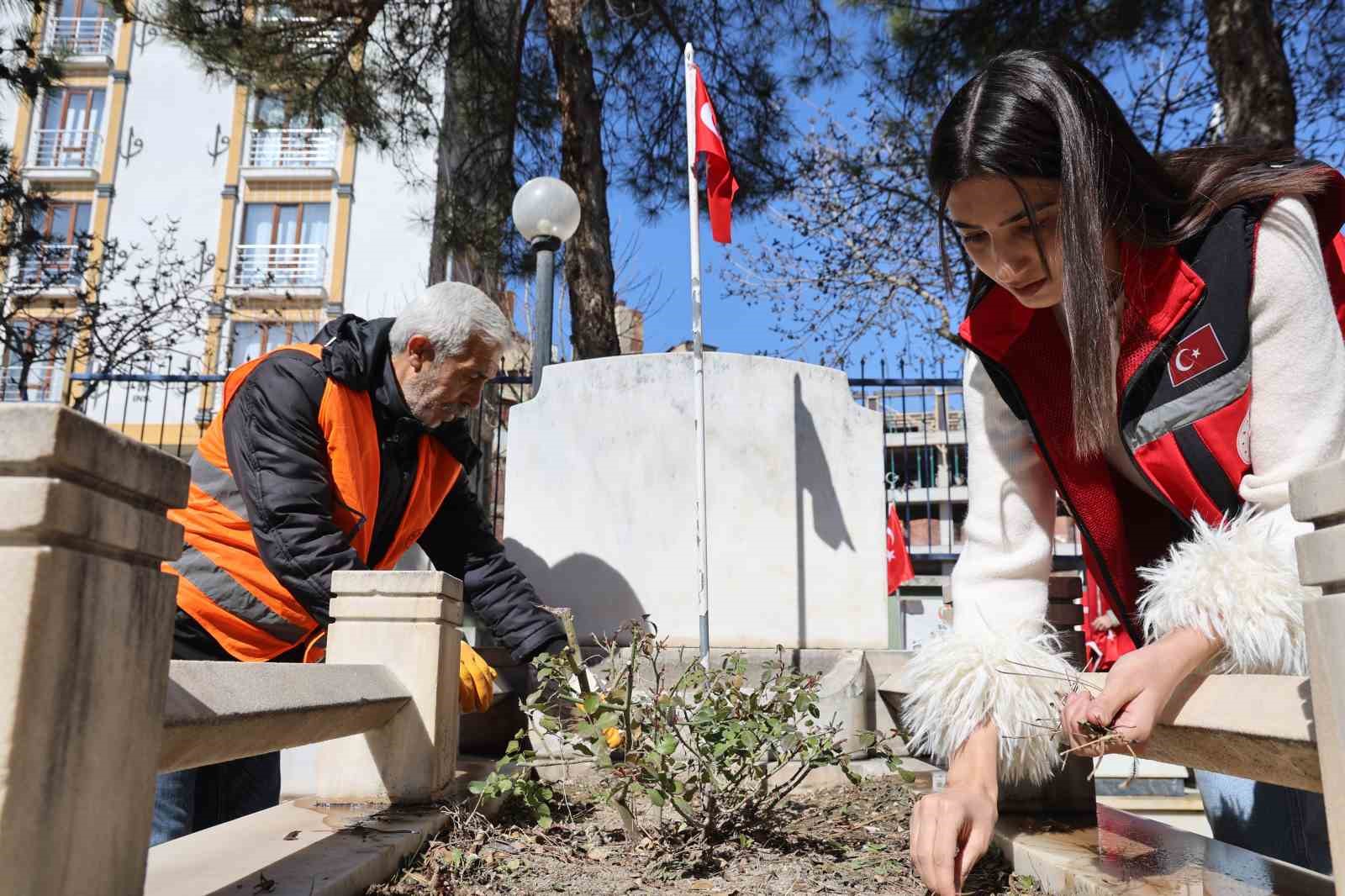 Elazığ’da bayram öncesi, şehitlikler temizlendi
