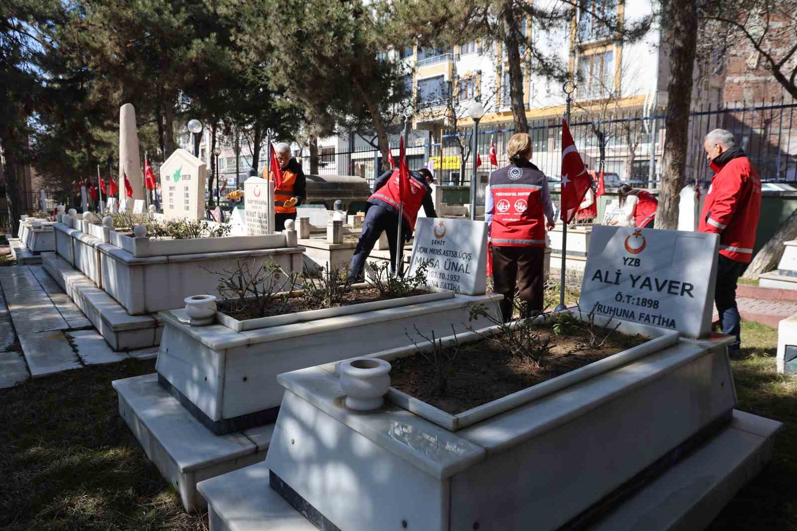 Elazığ’da bayram öncesi, şehitlikler temizlendi
