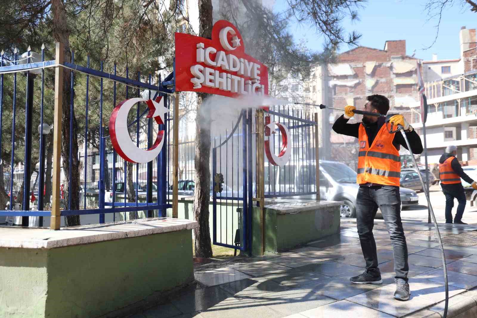 Elazığ’da bayram öncesi, şehitlikler temizlendi
