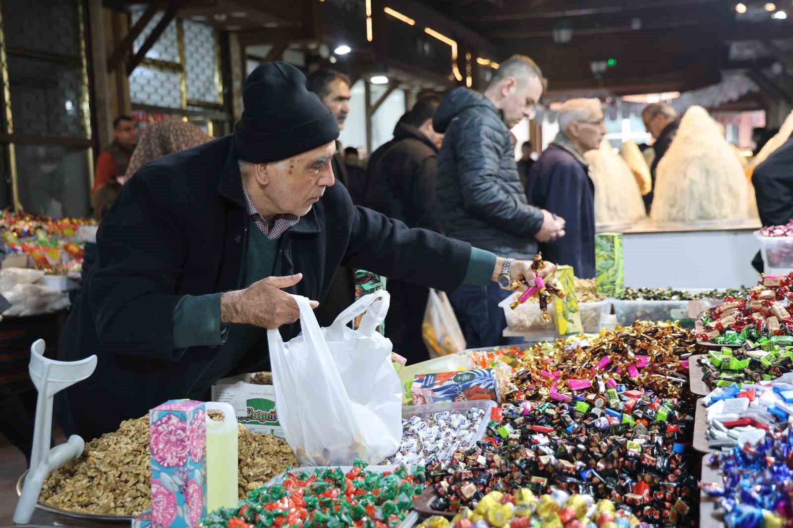 Elazığ’da bayram şekerleri tezgahlardaki yerini aldı
