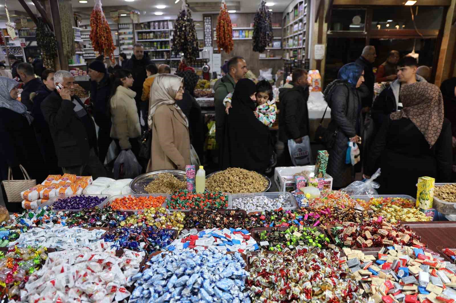Elazığ’da bayram şekerleri tezgahlardaki yerini aldı
