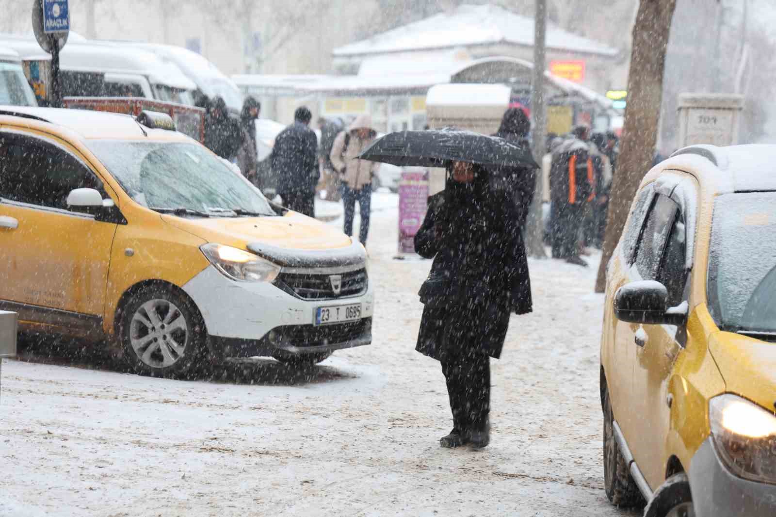 Elazığ’da beklenen kar yağışı başladı
