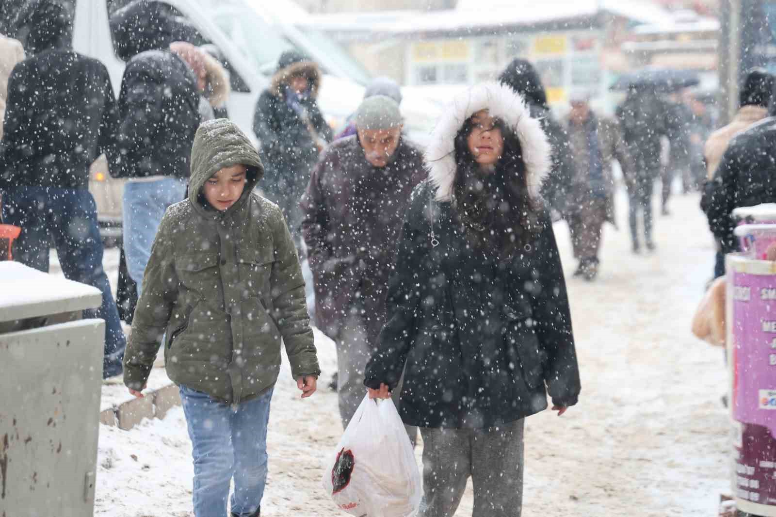 Elazığ’da beklenen kar yağışı başladı
