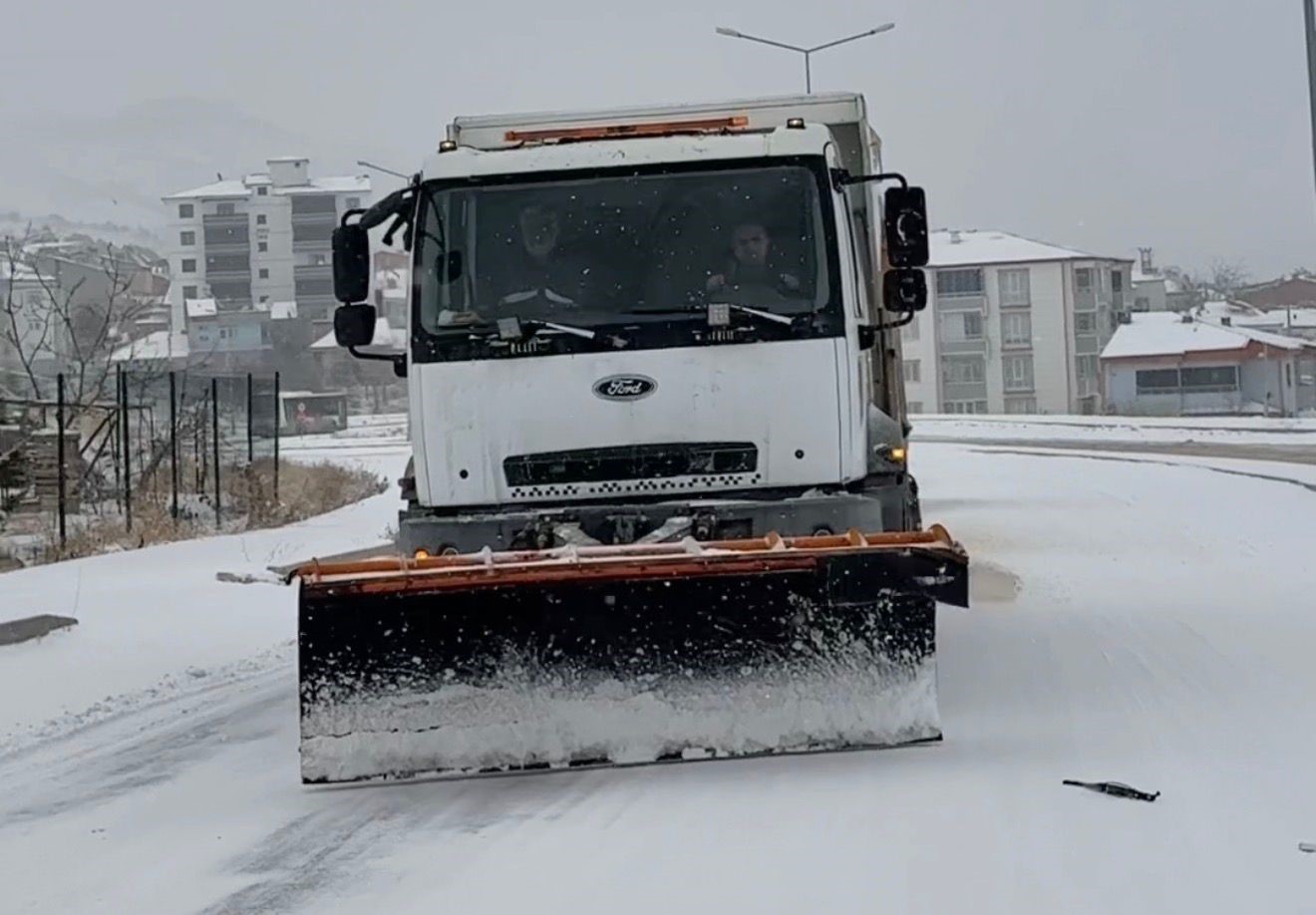 Elazığ’da belediye ekipleri, karla mücadelesini aralıksız sürdürüyor
