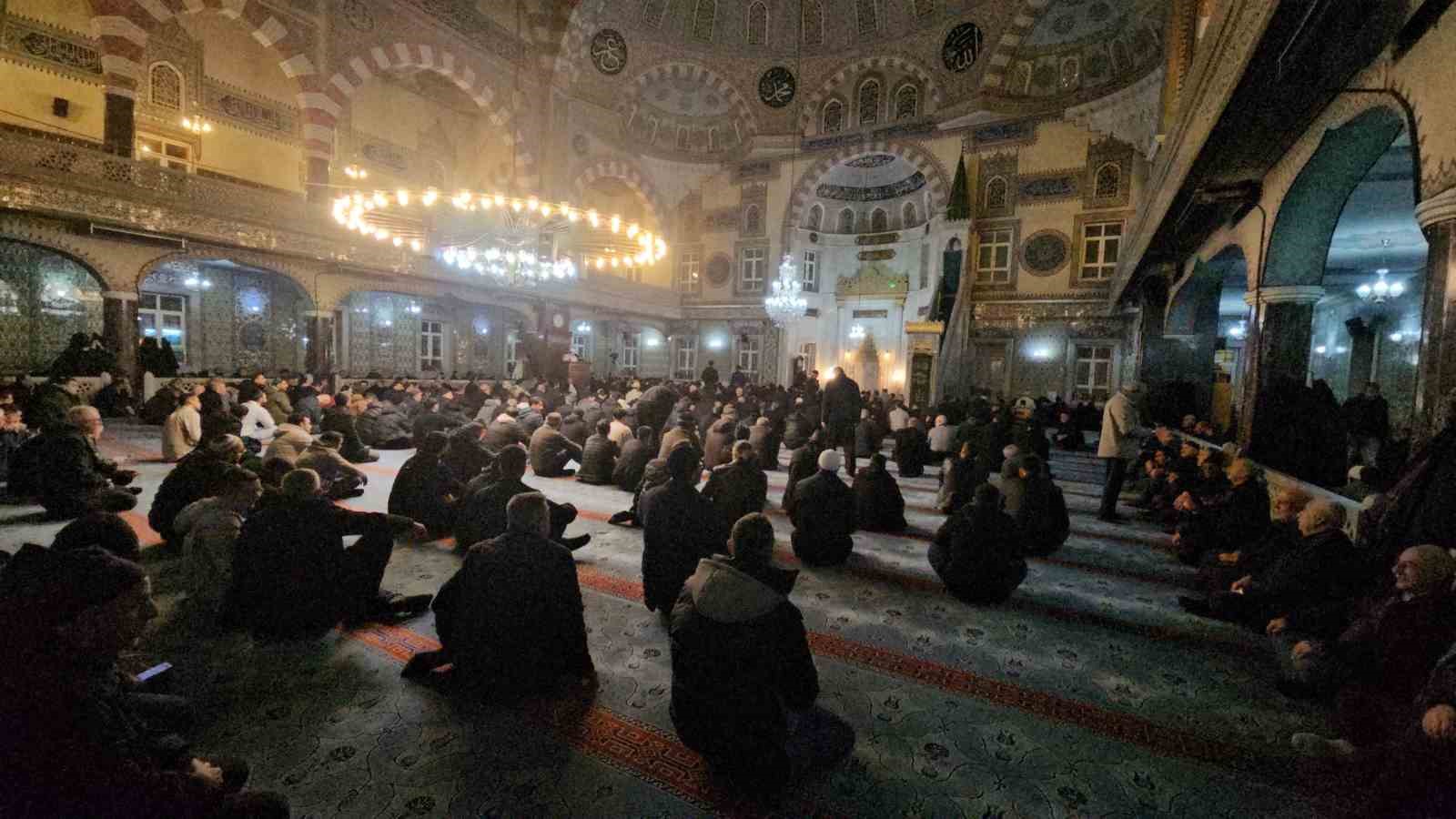 Elazığ’da Berat Kandili’nde camiler doldu taştı
