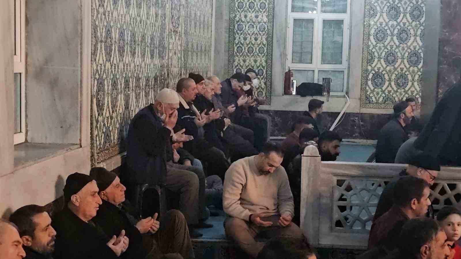 Elazığ’da Berat Kandili’nde camiler doldu taştı
