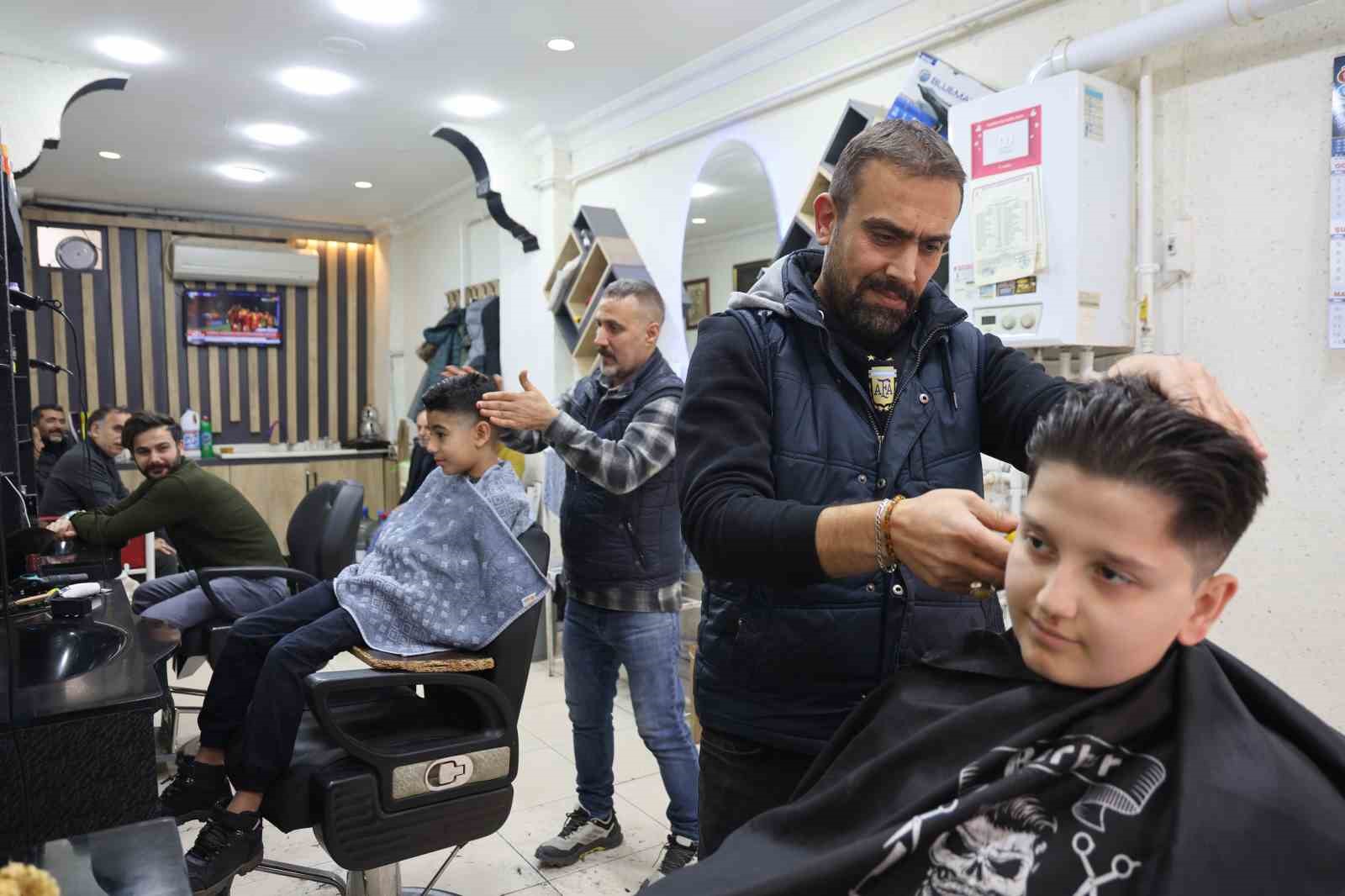 Elazığ’da berberlerde bayram mesaisi
