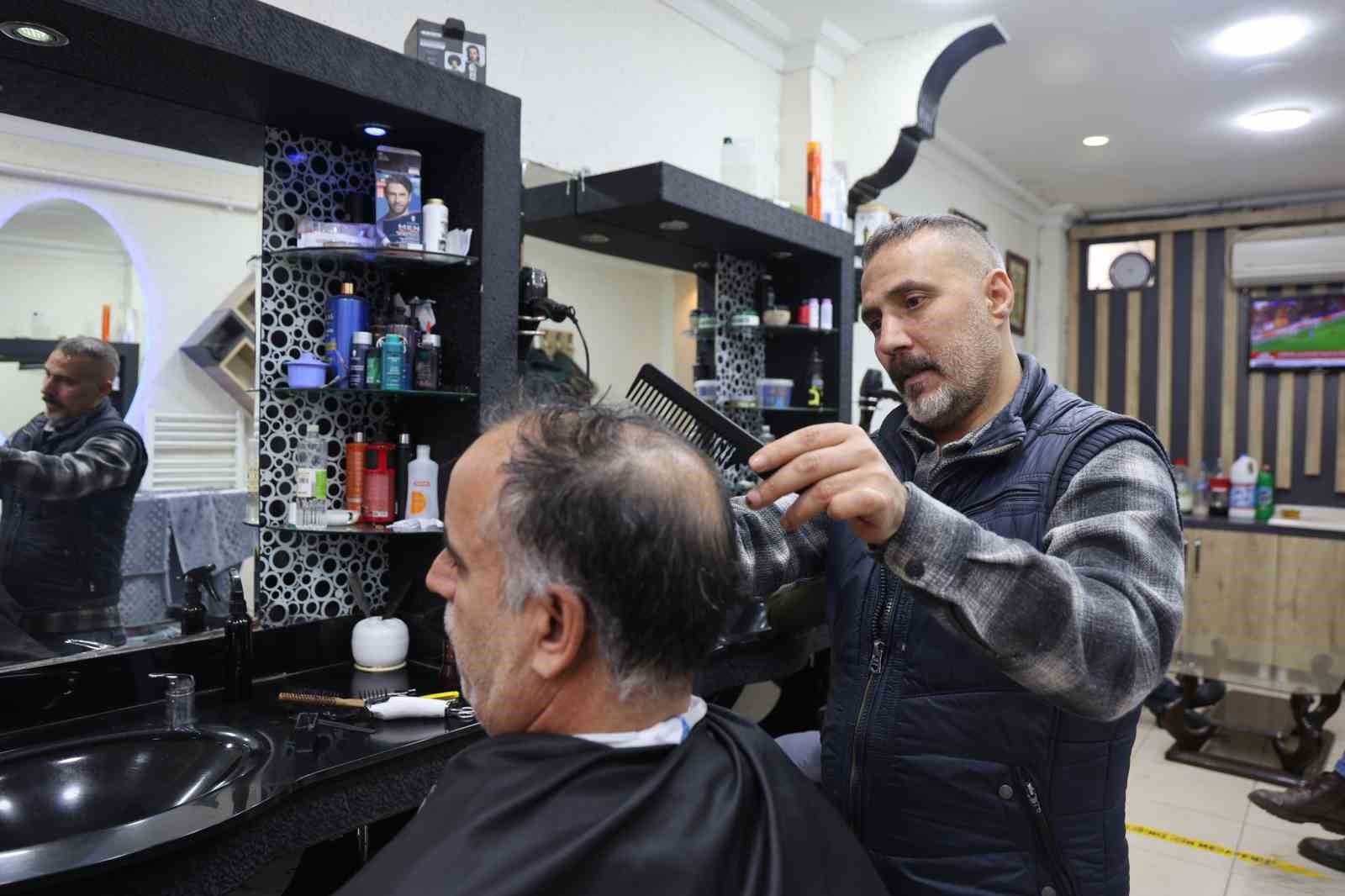 Elazığ’da berberlerde bayram mesaisi
