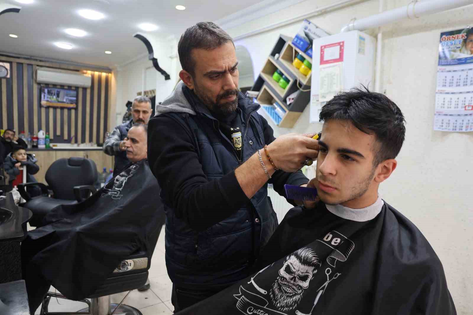 Elazığ’da berberlerde bayram mesaisi
