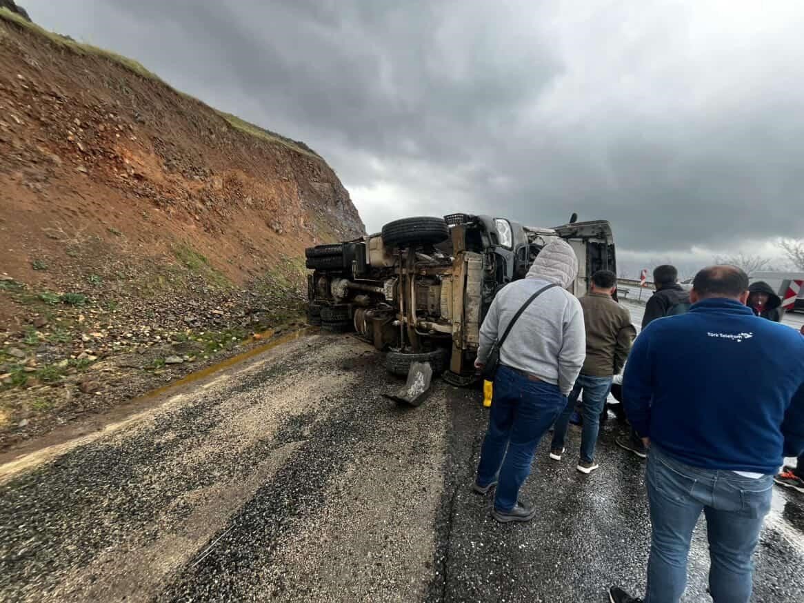 Elazığ’da beton pompası yan yattı: 1 yaralı
