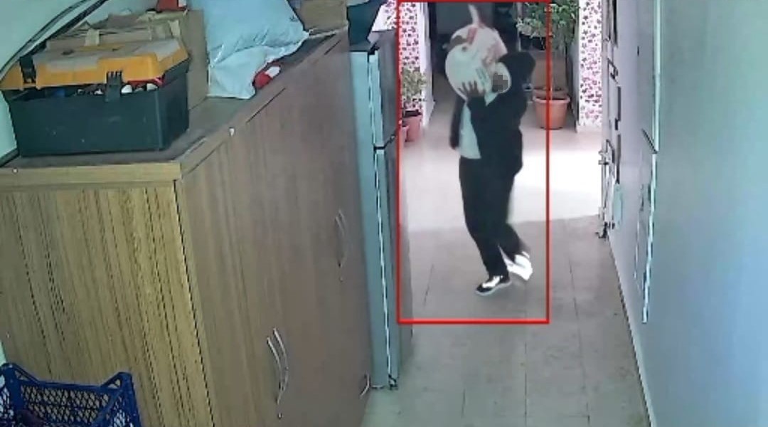 Elazığ’da bir hırsız engelli vatandaşın un çuvalını çaldı
