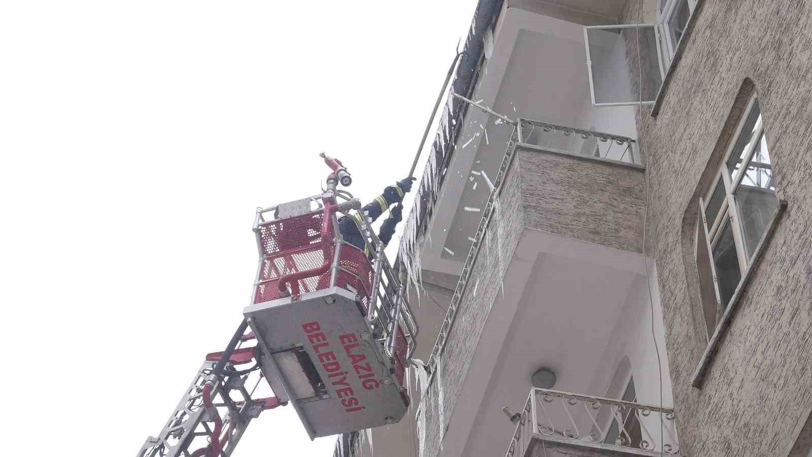 Elazığ’da buz sarkıtları itfaiye ekiplerince temizleniyor
