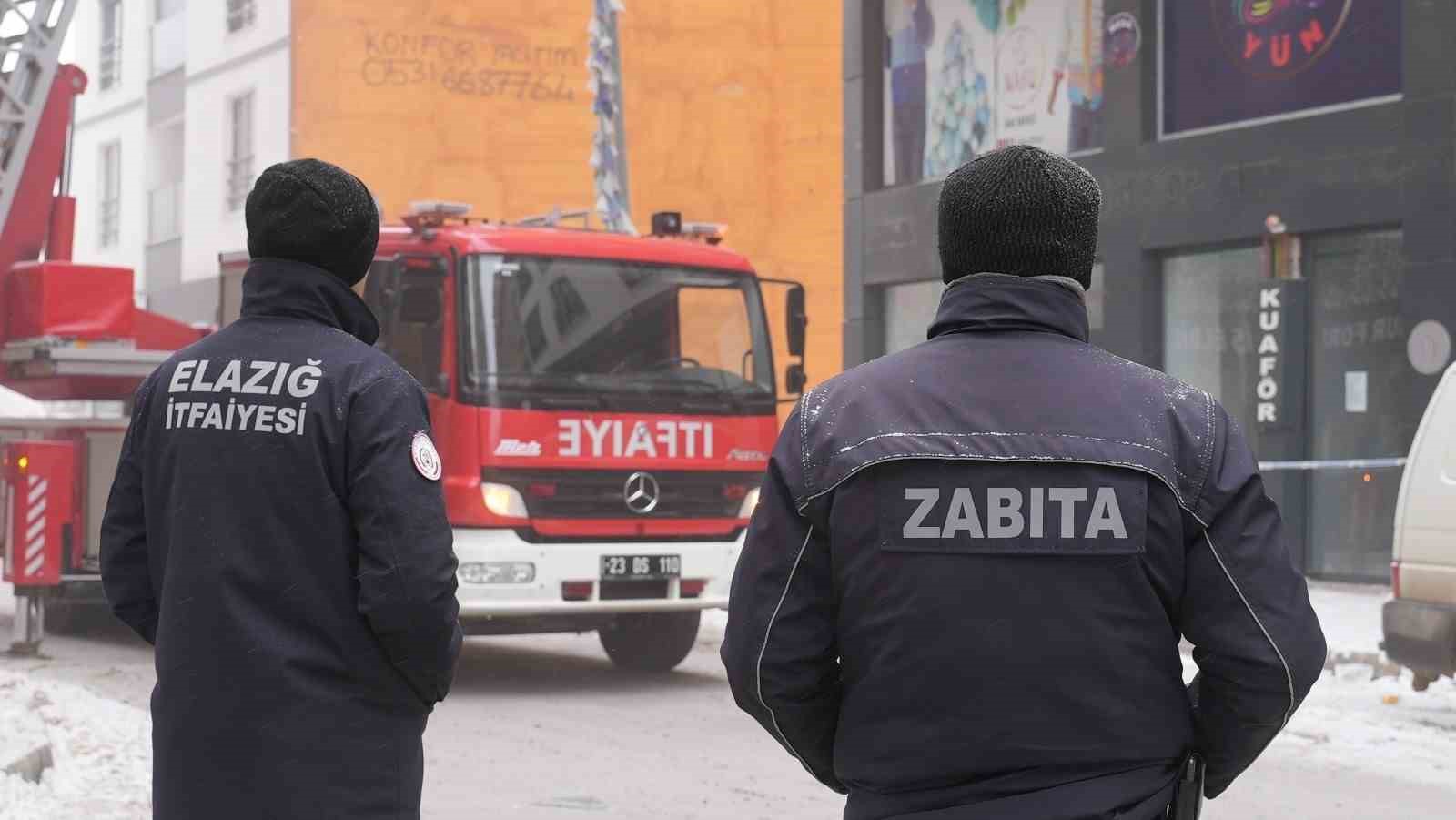 Elazığ’da buz sarkıtları itfaiye ekiplerince temizleniyor
