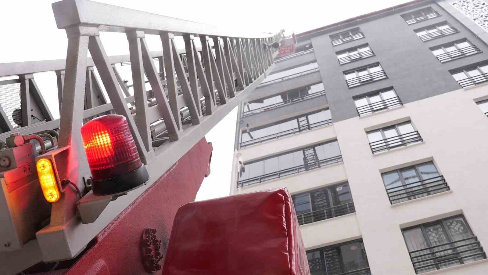 Elazığ’da buz sarkıtları itfaiye ekiplerince temizleniyor
