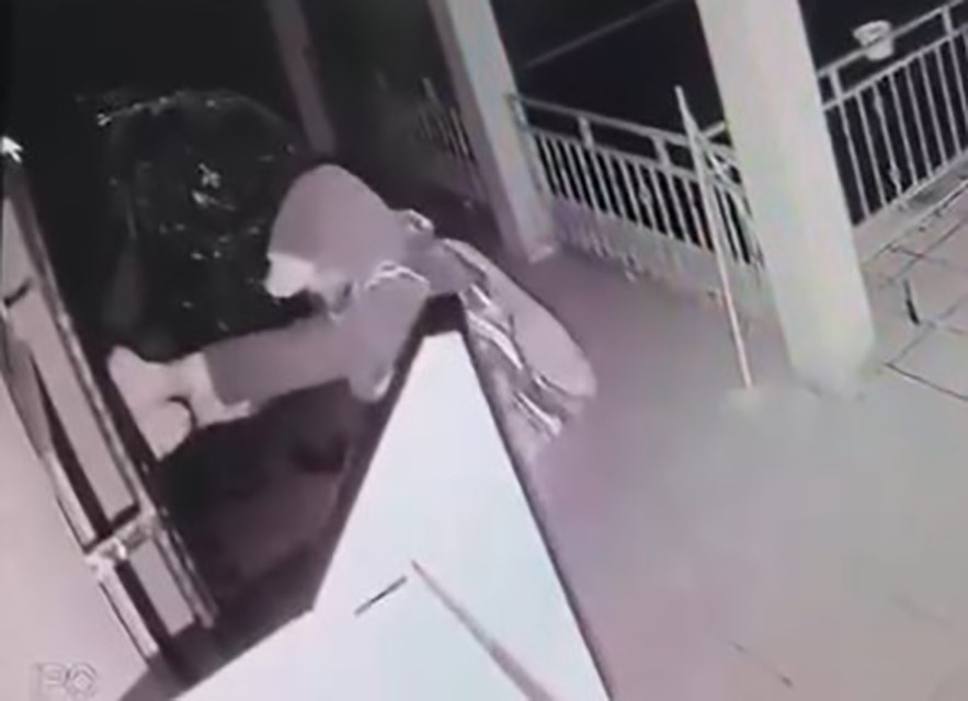 Elazığ’da çaldıkları eşyaları çarşafa sarıp götüren şüpheli yakalandı
