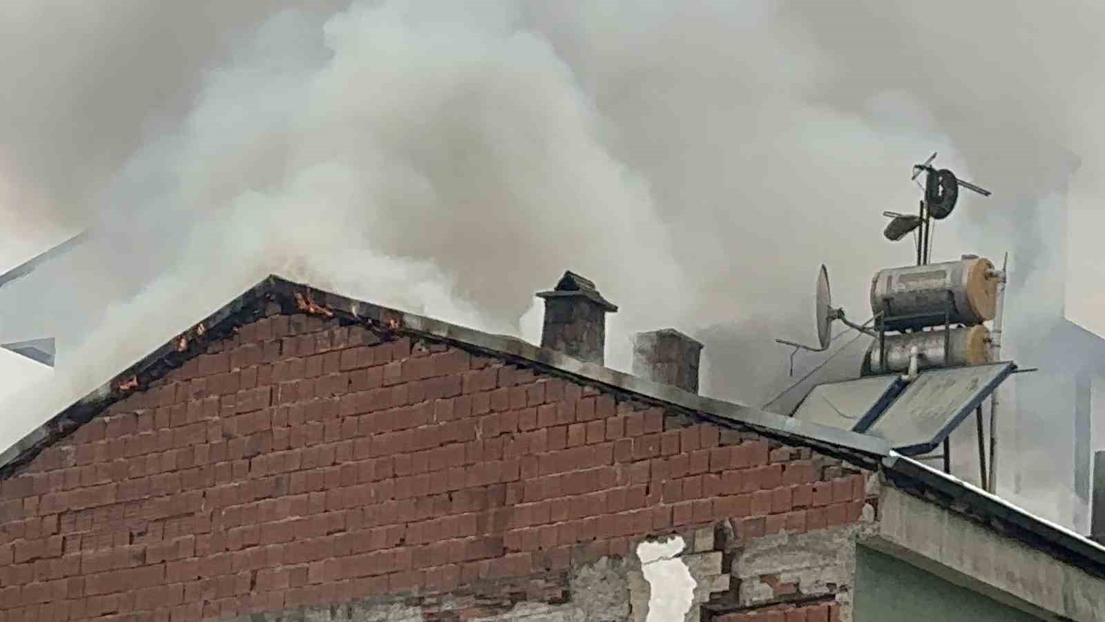 Elazığ’da çatı yangını
