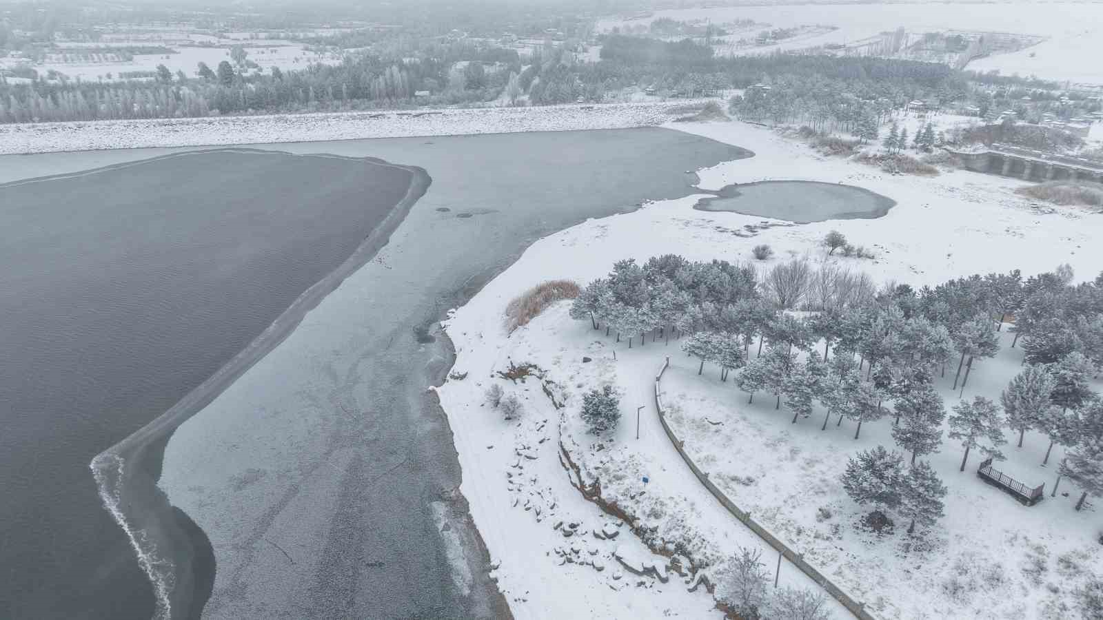 Elazığ’da Cip Baraj Gölü’nün bazı kısımları buz tuttu
