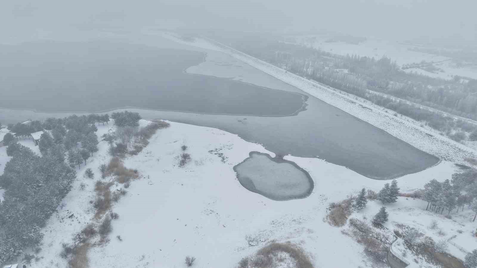 Elazığ’da Cip Baraj Gölü’nün bazı kısımları buz tuttu
