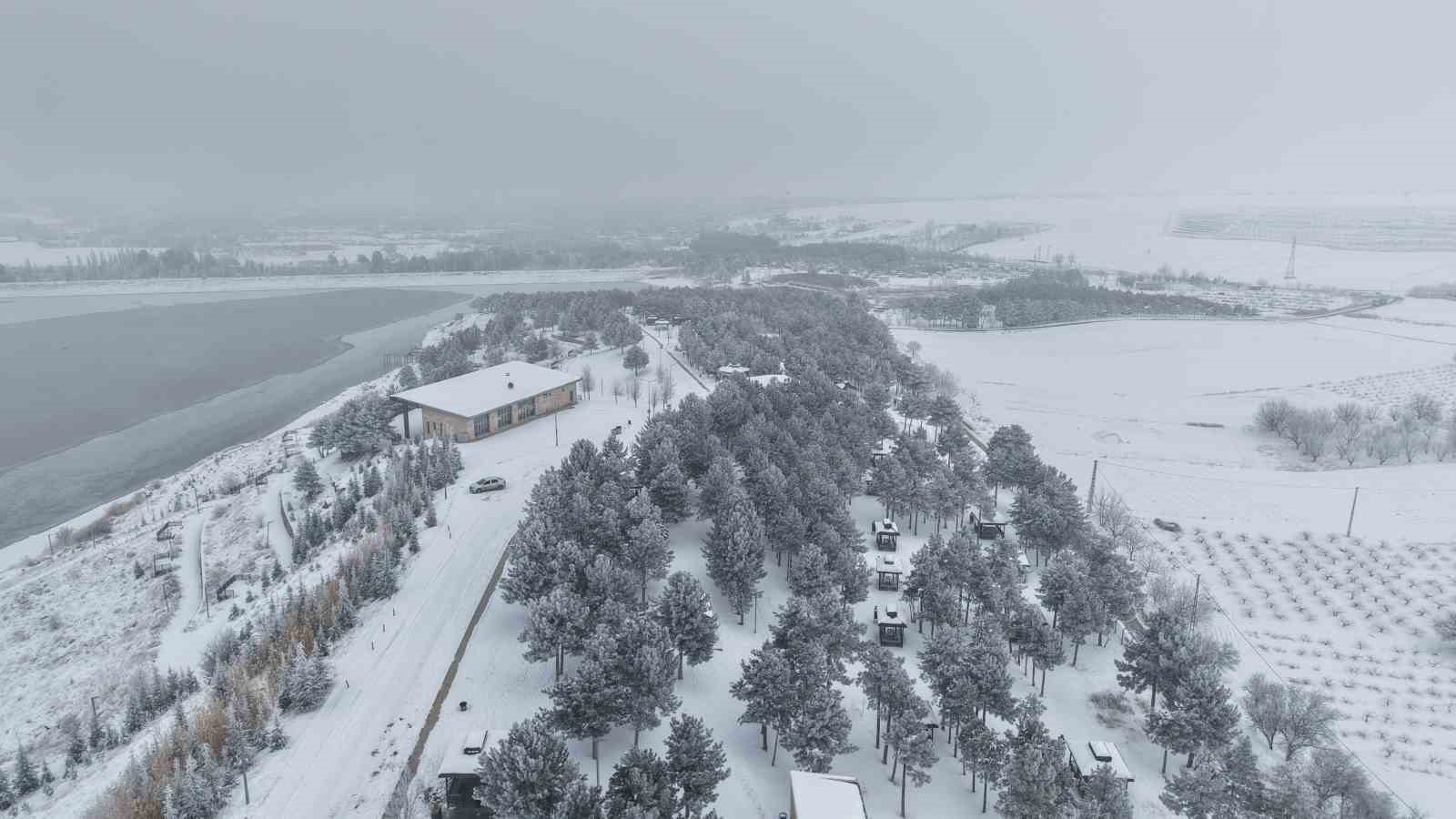 Elazığ’da Cip Baraj Gölü’nün bazı kısımları buz tuttu
