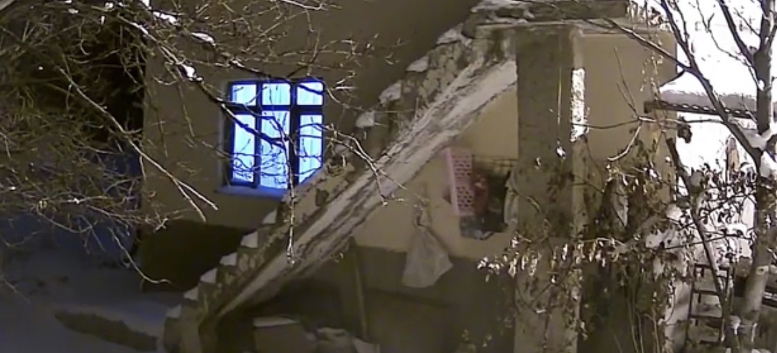 Elazığ’da deprem anı güvenlik kameralarına  yansıdı
