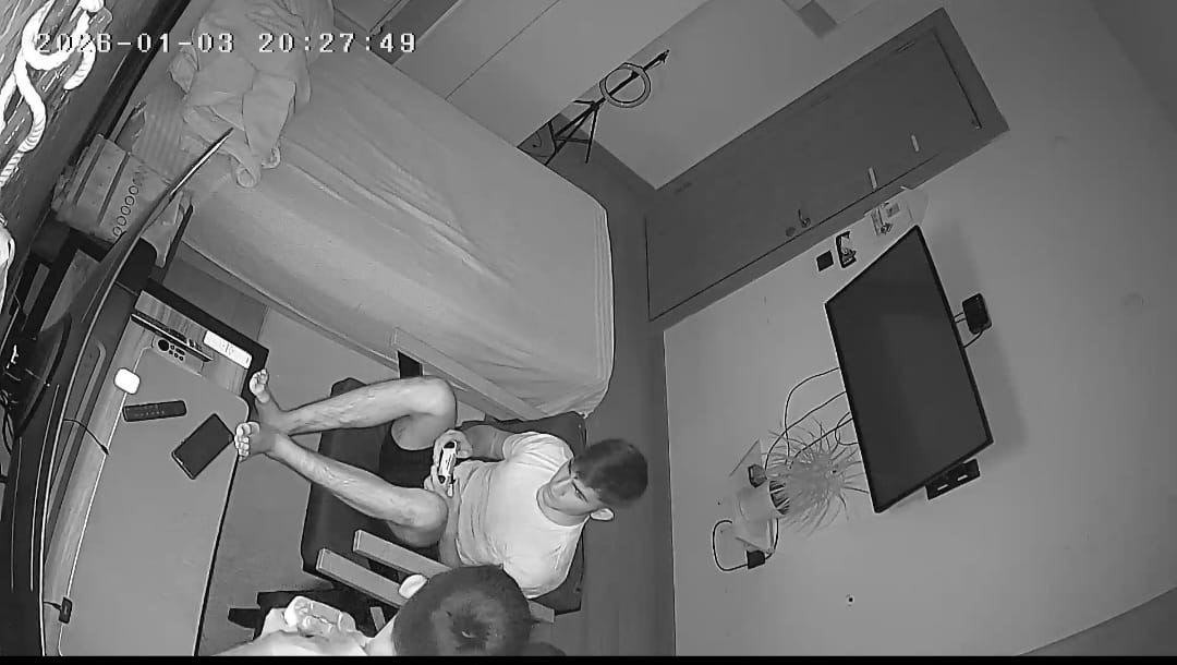 Elazığ’da deprem anı kamerada: Biri panik yaptı, diğeri oyuna devam etti
