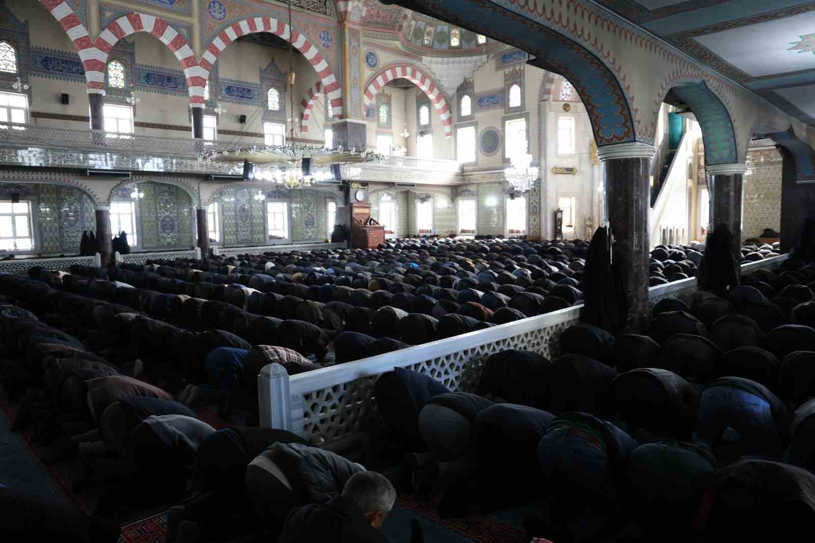 Elazığ’da depremde hayatını kaybedenler dualarla anıldı
