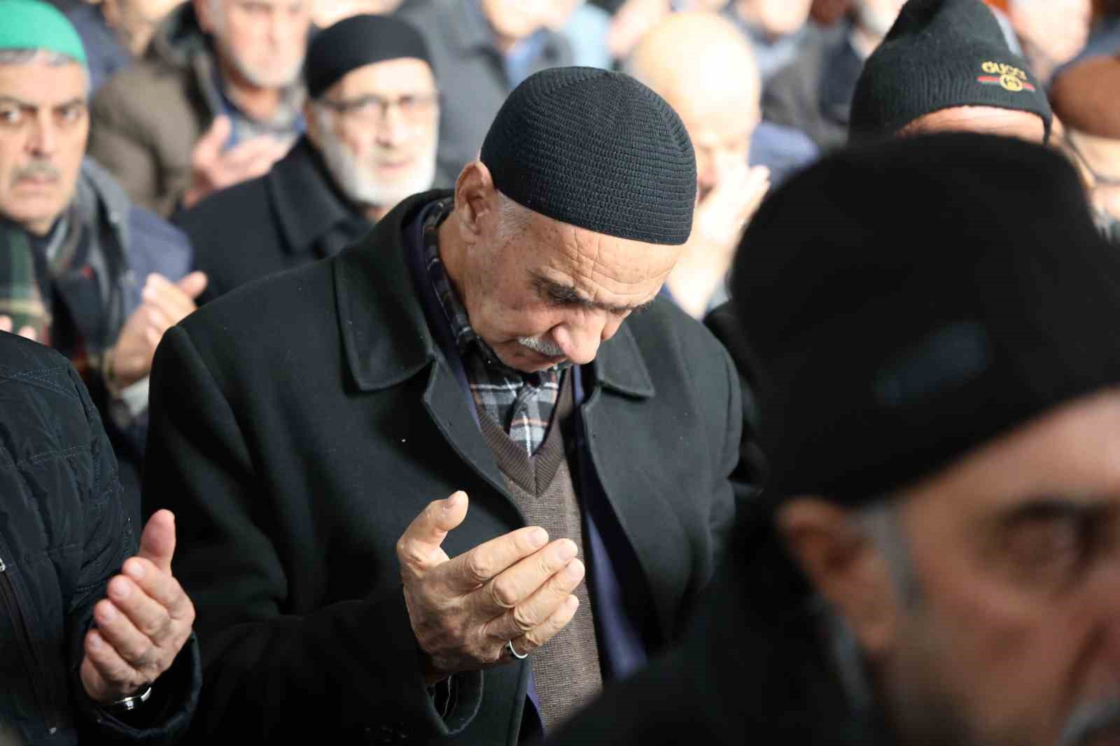 Elazığ’da depremde hayatını kaybedenler dualarla anıldı
