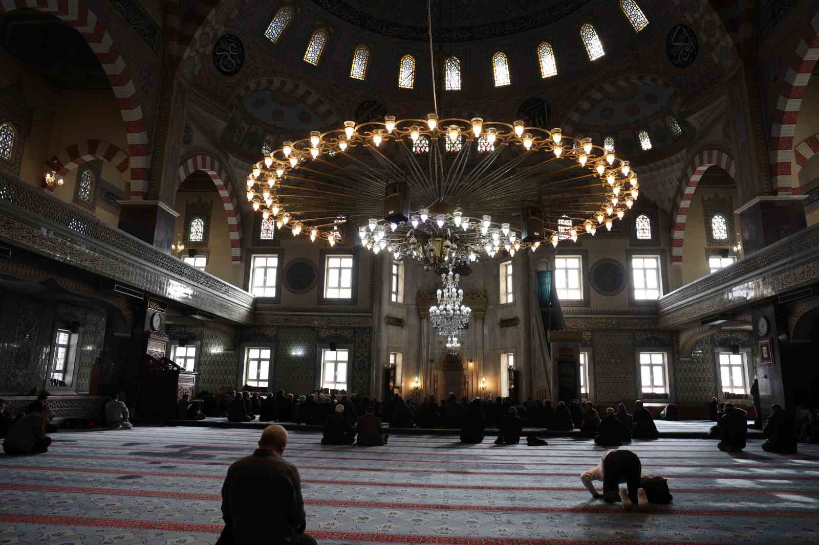 Elazığ’da depremde hayatını kaybedenler dualarla anıldı
