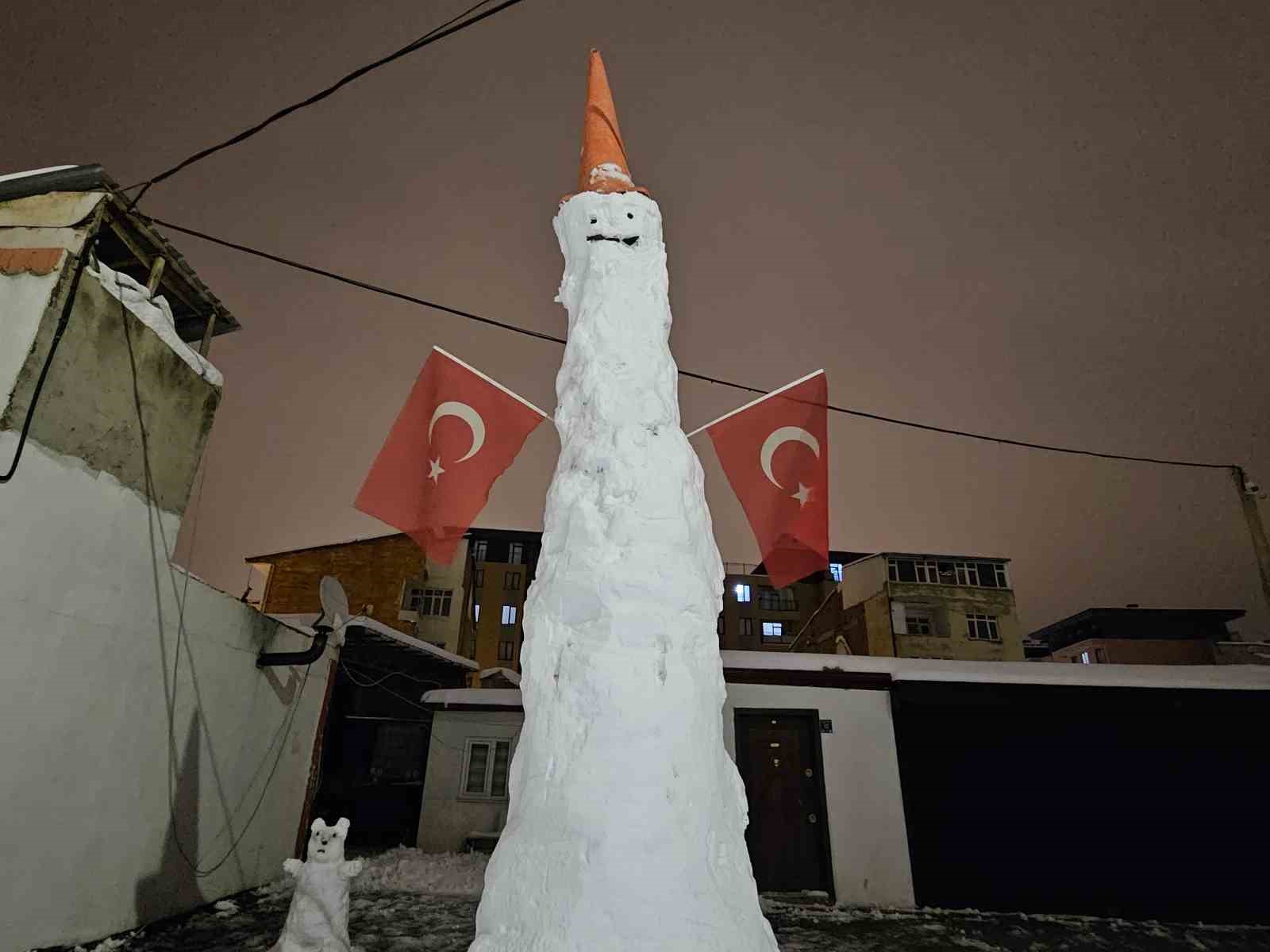 Elazığ’da dev kardan adam görenleri hayrete düşürdü
