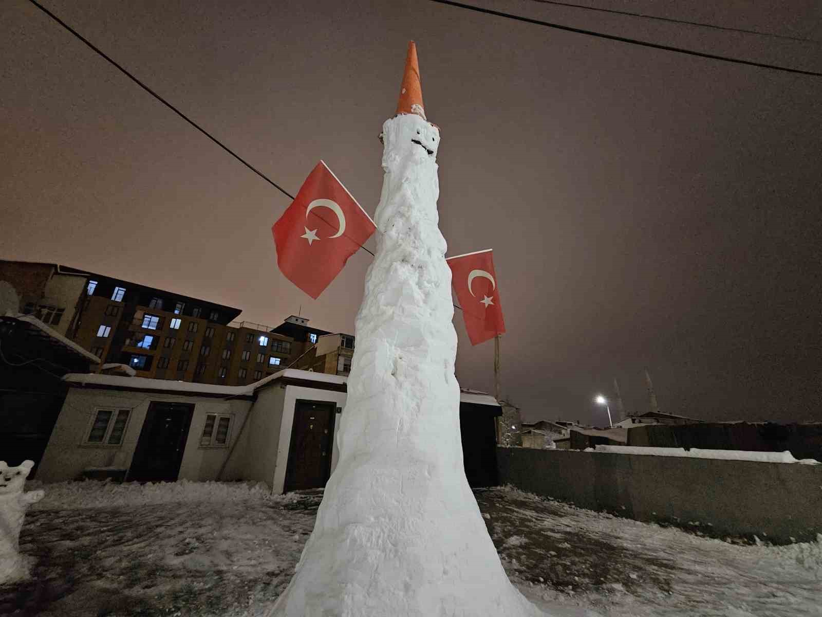 Elazığ’da dev kardan adam görenleri hayrete düşürdü
