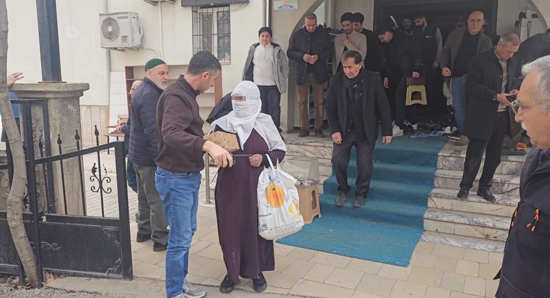 Elazığ’da dilenci zabıtalara yakalandı: "Al senin olsun" diyerek parayı teklif etti
