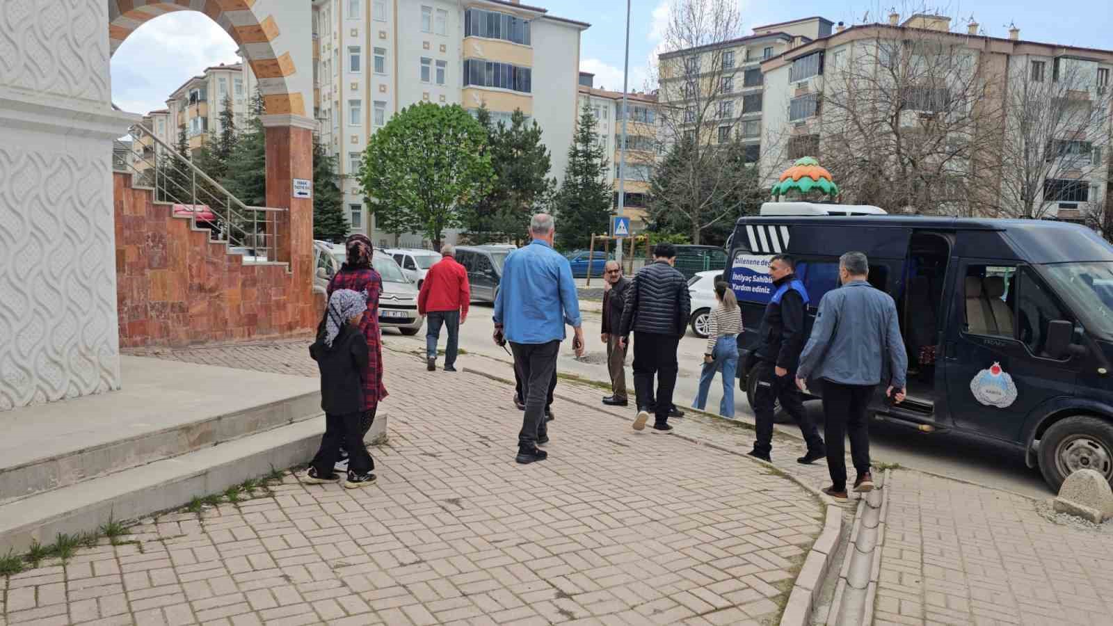 Elazığ’da dilencinin ‘bebek arabası’ hilesi zabıtaya takıldı
