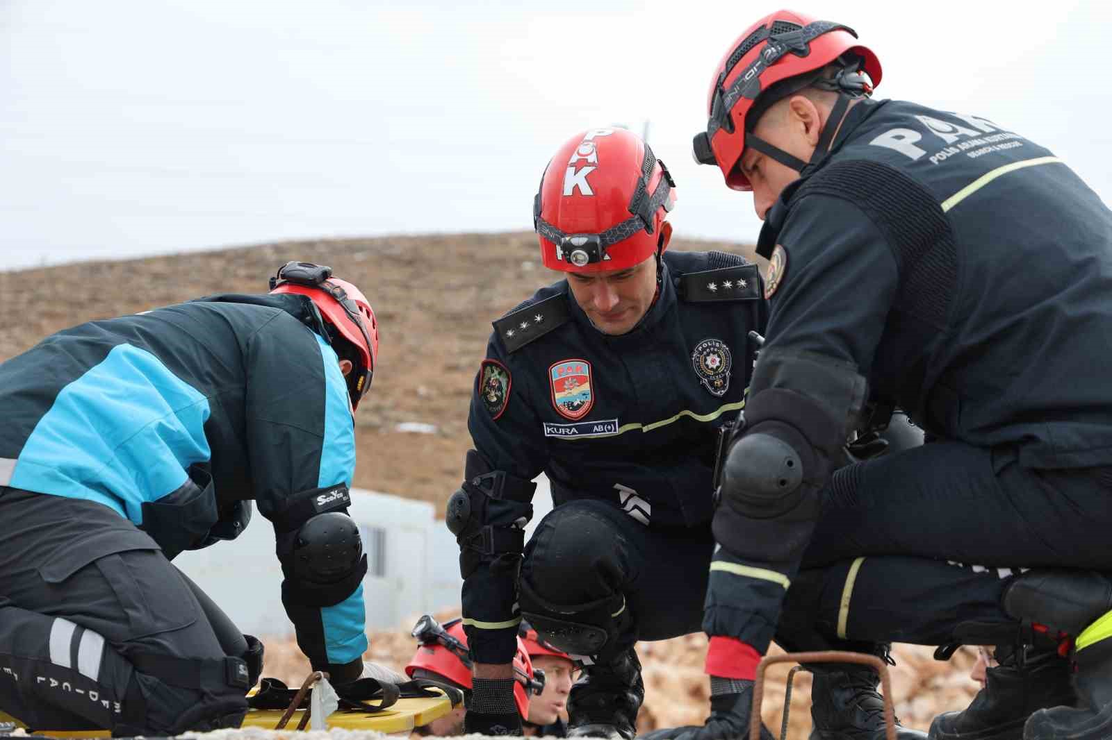 Elazığ’da eğitim parkuru hizmete açıldı, ilk deprem tatbikatı yapıldı
