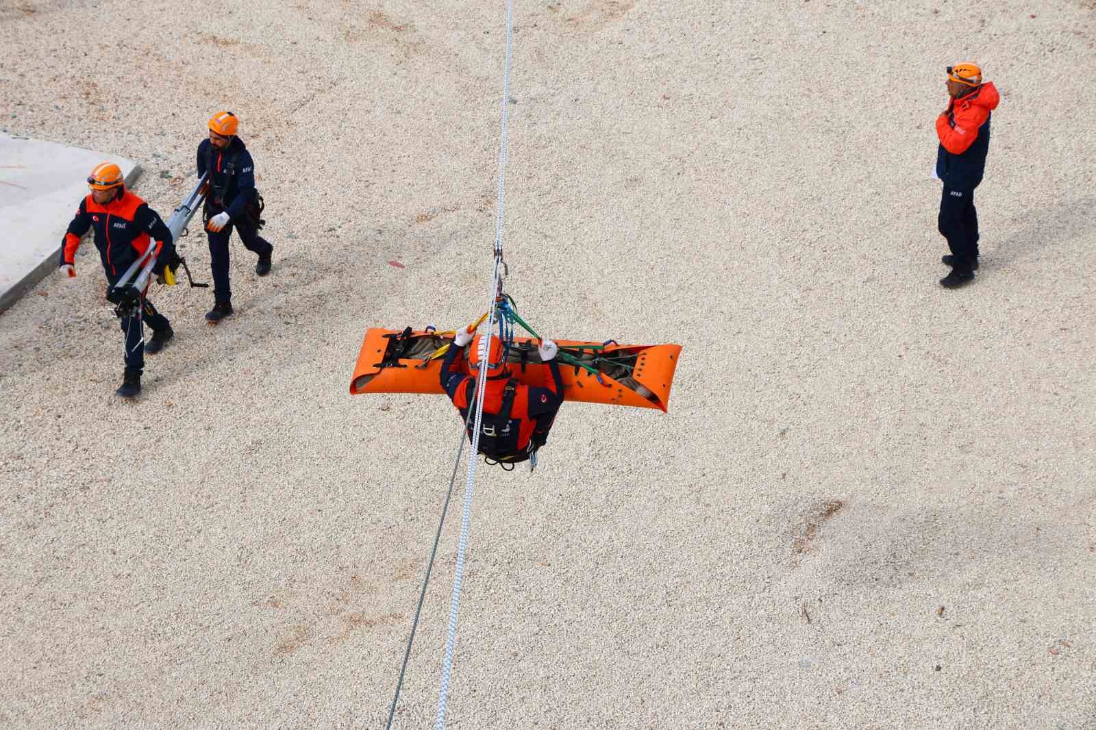 Elazığ’da eğitim parkuru hizmete açıldı, ilk deprem tatbikatı yapıldı
