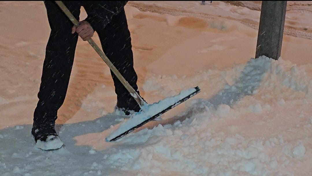 Elazığ’da esnafın karla mücadelesi
