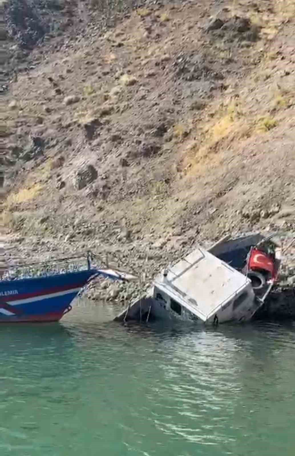 Elazığ’da fırtınaya dayanamayan tekne suya gömüldü
