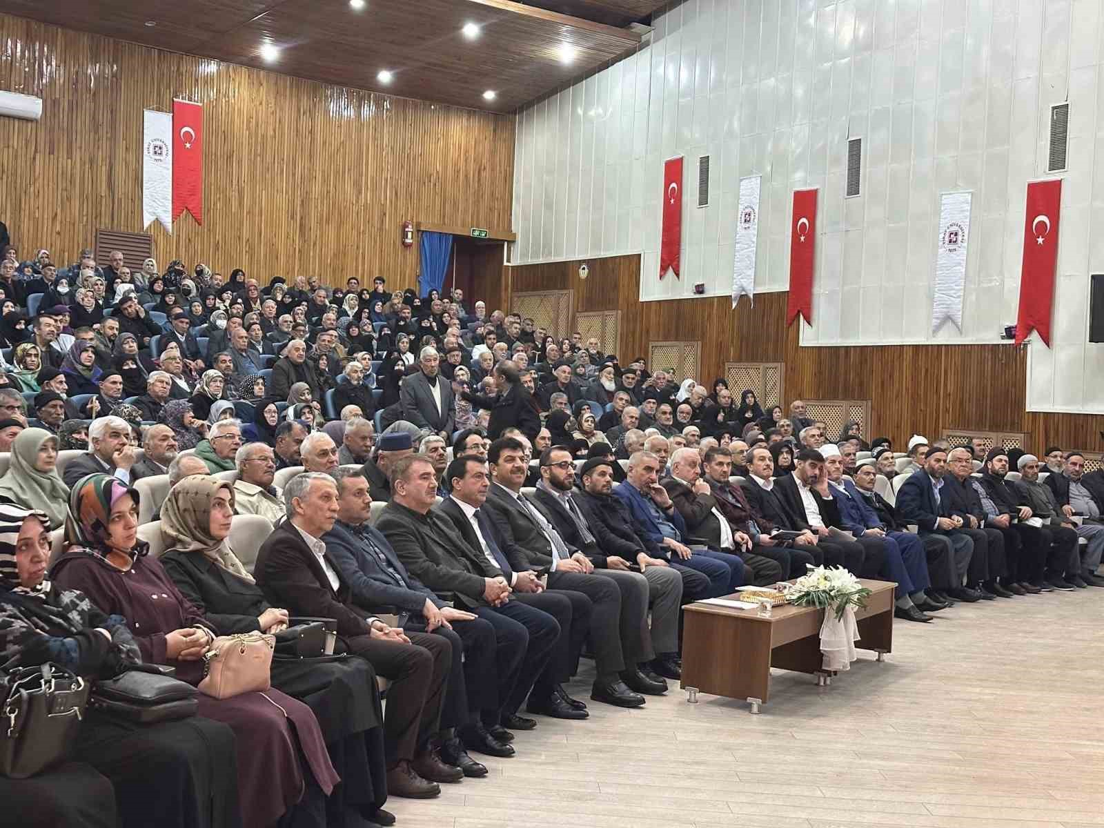 Elazığ’da hacı adaylarına eğitim
Elazığ’da hacı adaylarına eğitim